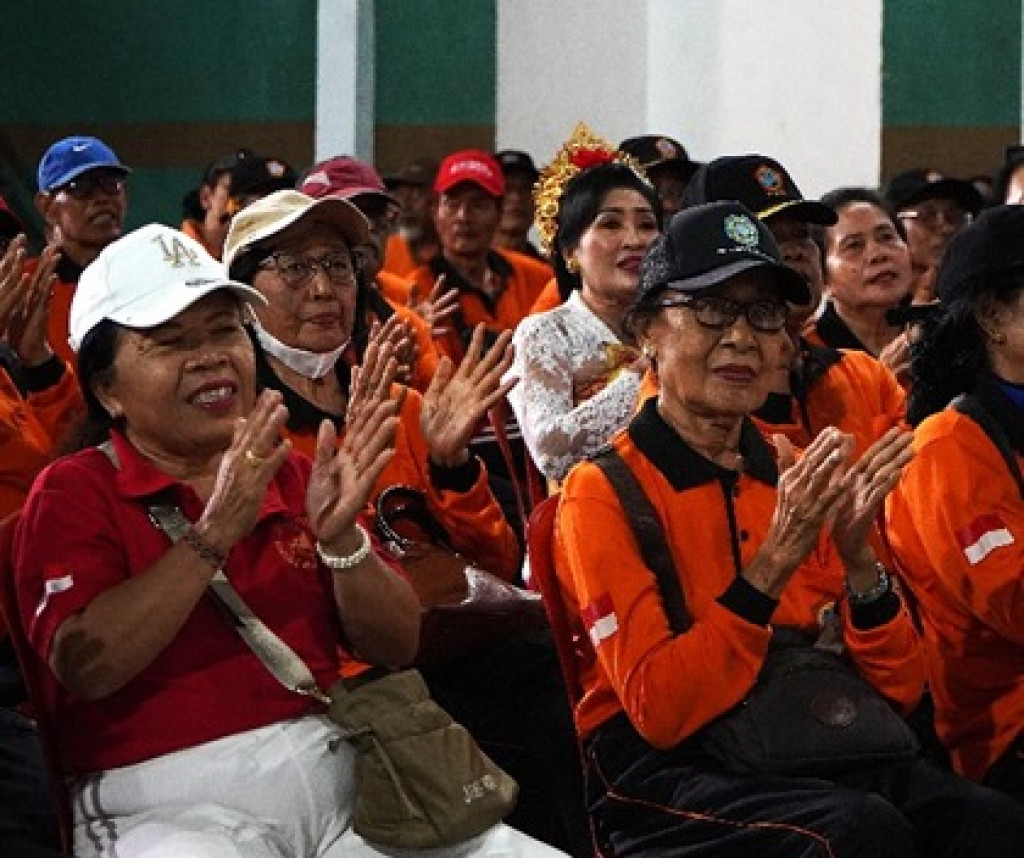 Antusias Lansia Desa Dalung Ikuti Kegiatan HUT Yoga Tertawa di Desa Dalung Oleh Bali Happy Movement Tahun 2024